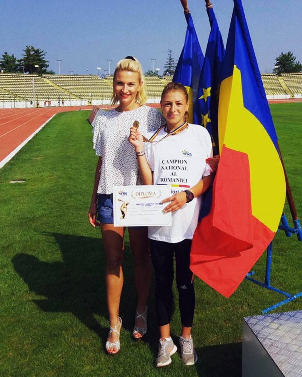 Andreea Doroftei (dreapta) alături de antrenoarea Erzilia Țâmpău, după câștigarea cursei de 3000 metri