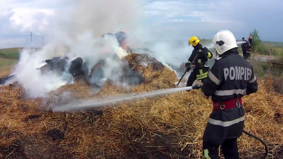 Trei autospeciale de pompieri au acțioant pentru stingerea incendiului la baloții de paie Trei autospeciale de pompieri au acțioant pentru stingerea incendiului la baloții de paie