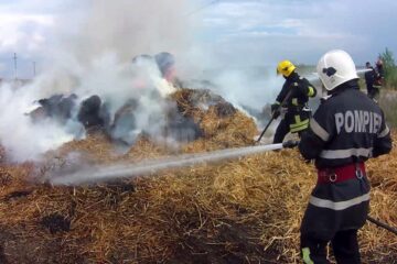Trei autospeciale de pompieri au acțioant pentru stingerea incendiului la baloții de paie