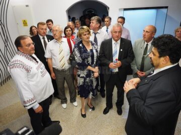 Gheorghe Flutur a îmbrăcat o cămașă tradițională și i-a însoțit pe oaspeți în turul inaugural al Muzeului de Istorie