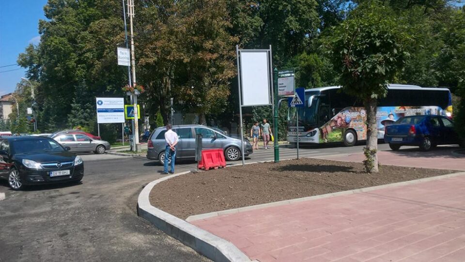 Autocarul CJ nu poate vira la stânga pentru a prelua delegația de la Muzeul de Istorie din cauza autoturismului parcat chiar în mijlocul străzii