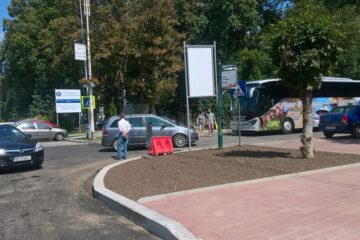 Autocarul CJ nu poate vira la stânga pentru a prelua delegația de la Muzeul de Istorie din cauza autoturismului parcat chiar în mijlocul străzii