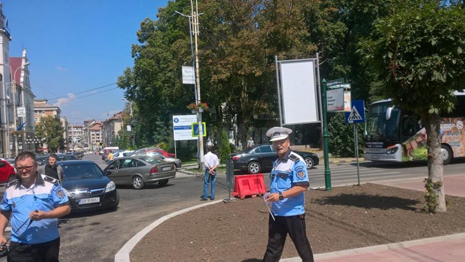 Autocarul pentru Flutur și oaspeții săi, blocat de un autoturism parcat în mijlocul străzii Ștefan cel Mare