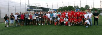 Poză de grup cu eroii primei ediții a Ligii Companiilor la fotbal pe teren redus