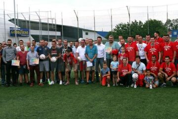 Poză de grup cu eroii primei ediții a Ligii Companiilor la fotbal pe teren redus