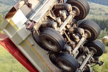 Un autotractor cu remorcă s-a răsturnat de la o înălțime de circa 3,5 m, la Vama