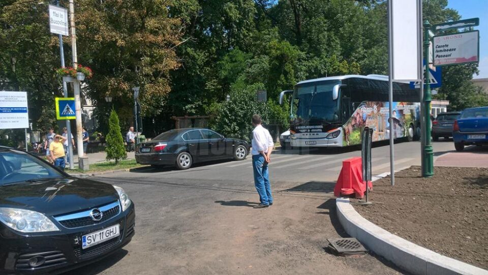 Autocarul pentru Flutur și oaspeții săi, blocat de un autoturism parcat în mijlocul străzii Ștefan cel Mare