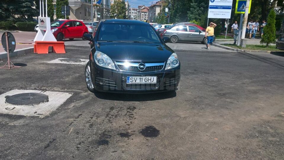 Autoturism parcat fix în mijlocul străzii