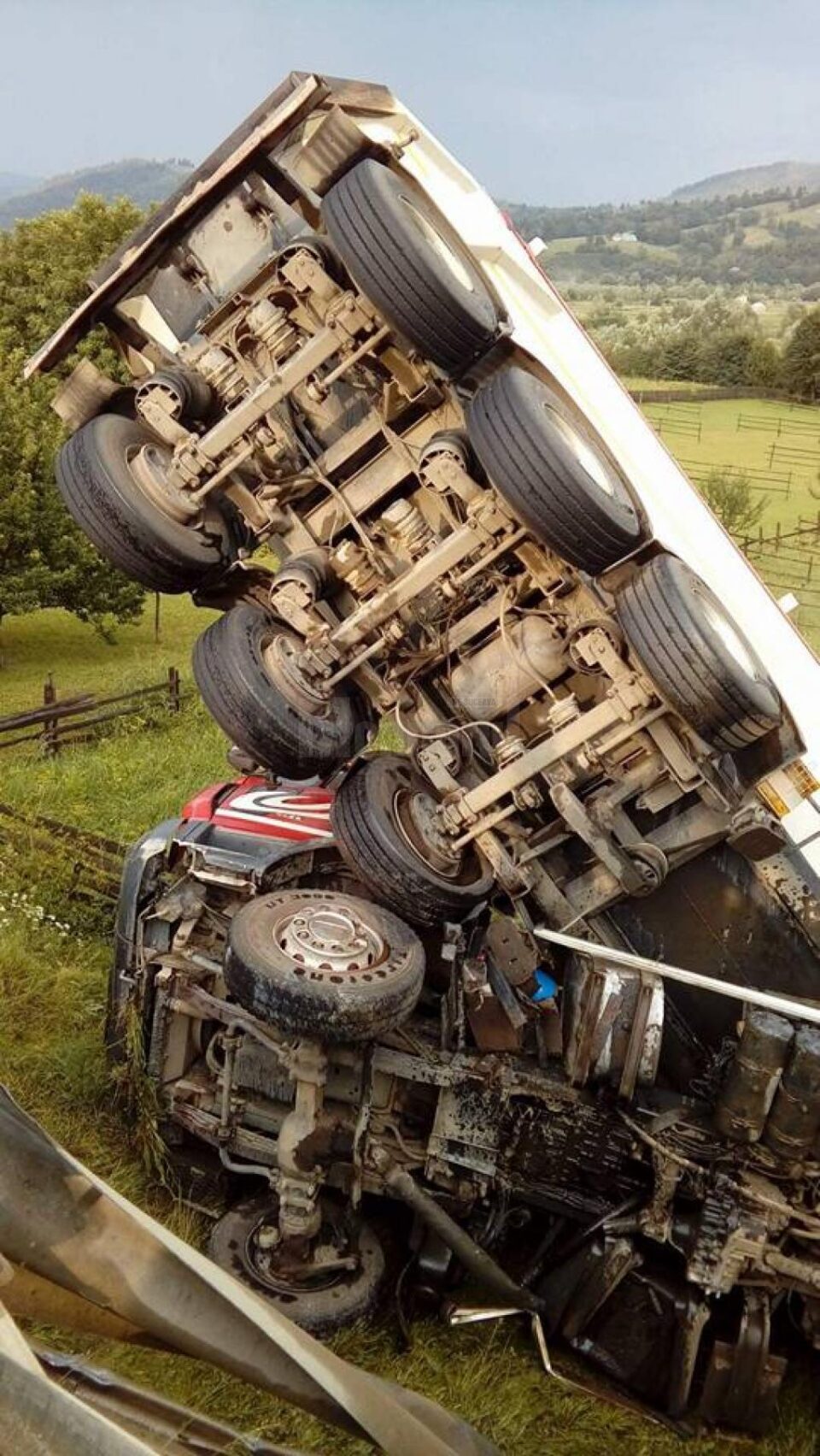 Un autotractor cu remorcă s-a răsturnat de la o înălțime de circa 3,5 m, la Vama