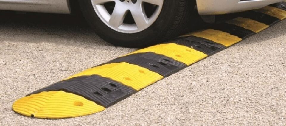 Limitatoarele de viteză tip „spinare de măgar” montate pentru prevenirea accidentelor rutiere în „curba morții” de pe DN 17, din localitatea Prisaca Dornei, contestate vehement de localnici și de primar. Sursa: limitatoareviteza.ro Limitatoarele de viteză tip „spinare de măgar” montate pentru prevenirea accidentelor rutiere în „curba morții” de pe DN 17, din localitatea Prisaca Dornei, contestate vehement de localnici și de primar. Sursa: limitatoareviteza.ro