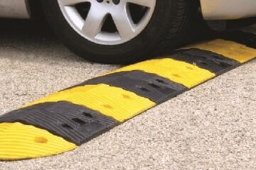 Limitatoarele de viteză tip „spinare de măgar” montate pentru prevenirea accidentelor rutiere în „curba morții” de pe DN 17, din localitatea Prisaca Dornei, contestate vehement de localnici și de primar. Sursa: limitatoareviteza.ro