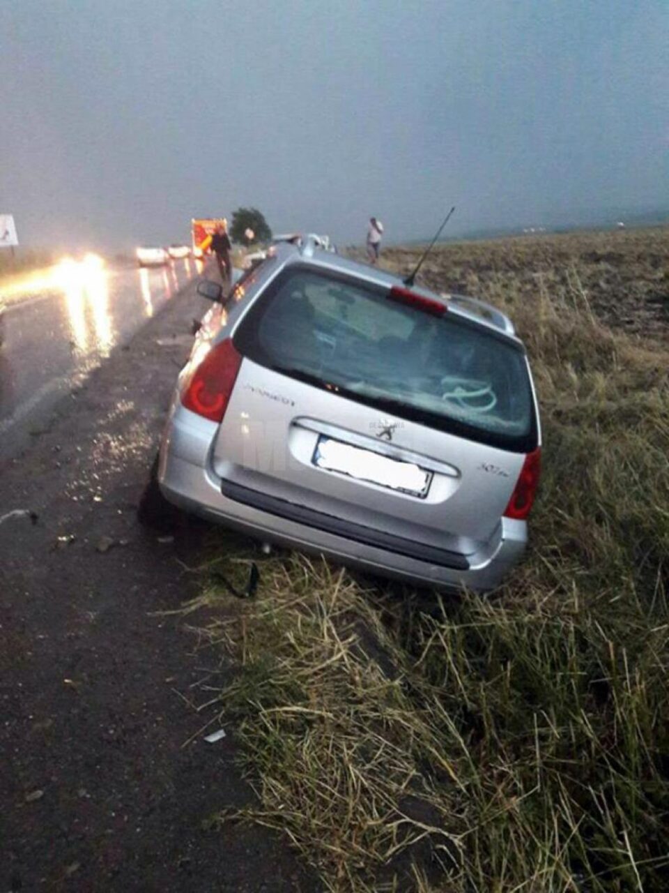 Cele două mașini au ieșit în decor în urma impactului