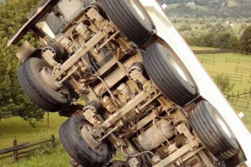 Remorca vehiculului greu s-a răsucit și a rămas suspendată pe verticală, peste cabina transformată într-un morman de fiare