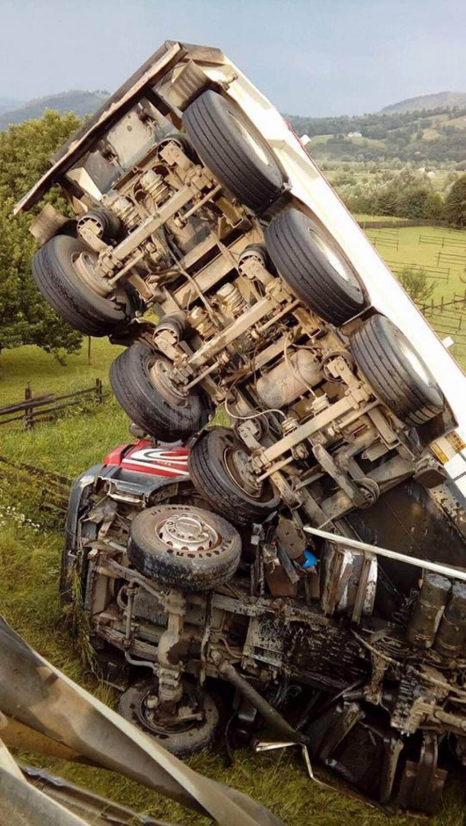 Remorca vehiculului greu s-a răsucit și a rămas suspendată pe verticală, peste cabina transformată într-un morman de fiare