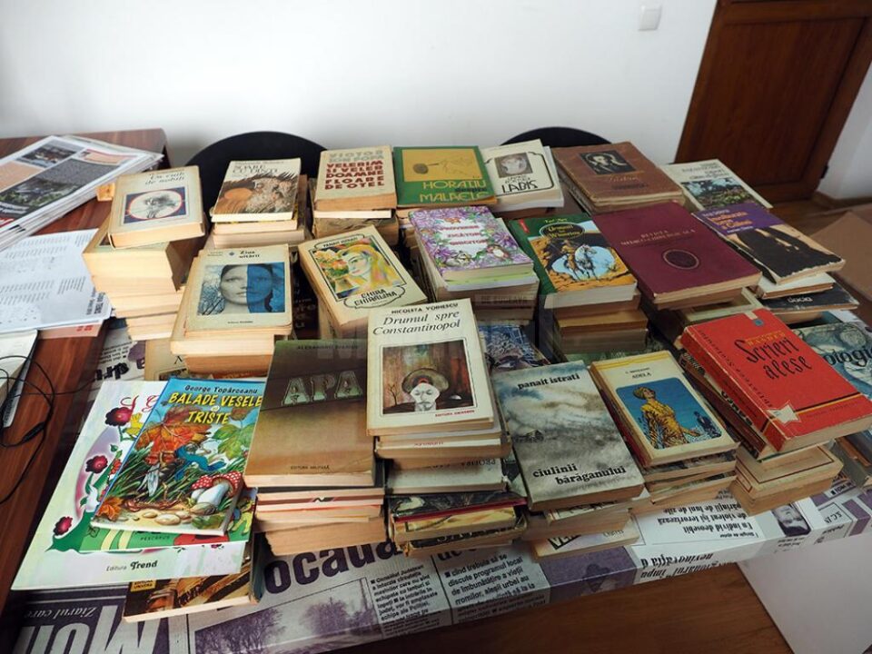 Peste 200 de cărți din bibliotecile sucevenilor au ajuns deja la sediul redacției noastre, inclusiv carte școlară
