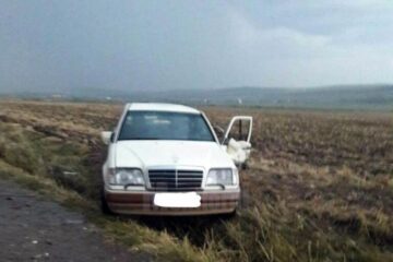 Cele două mașini au ieșit în decor în urma impactului