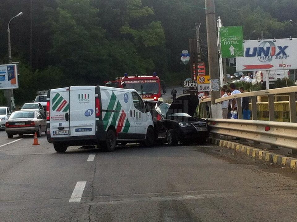 Impactul produs în partea laterală dreapta a autoturismului a fost deosebit de violent