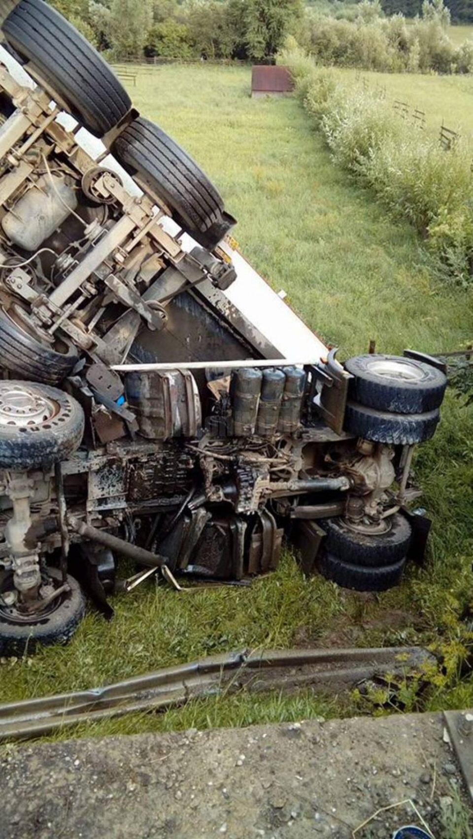 Remorca vehiculului greu s-a răsucit și a rămas suspendată pe verticală, peste cabina transformată într-un morman de fiare