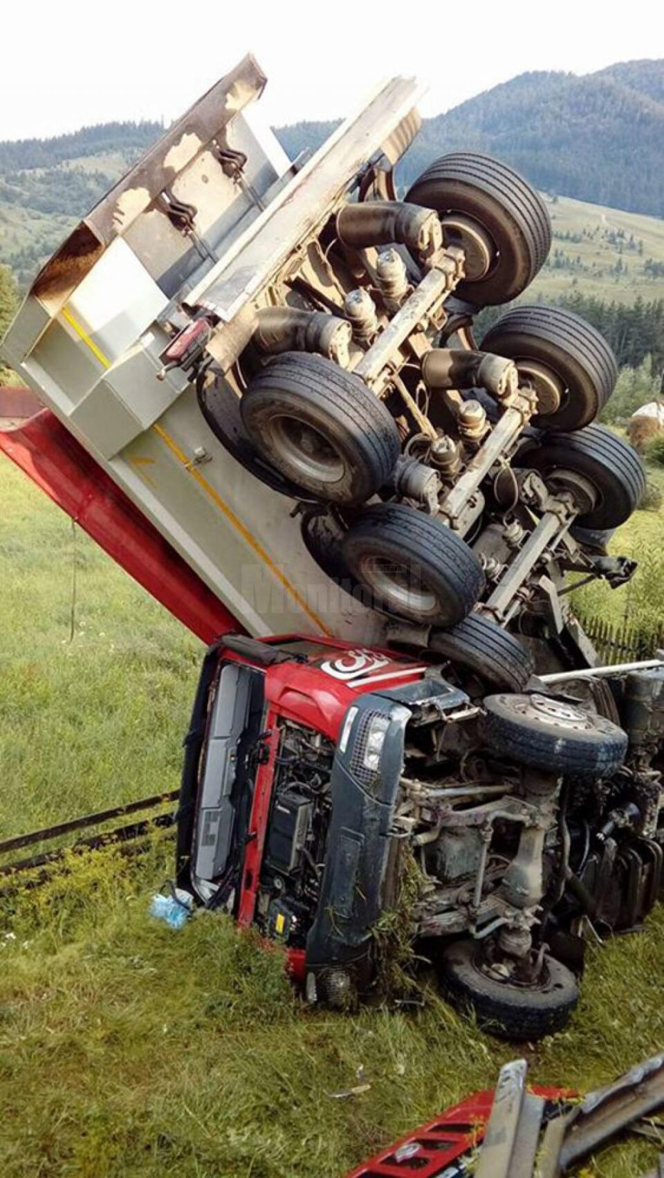 Remorca vehiculului greu s-a răsucit și a rămas suspendată pe verticală, peste cabina transformată într-un morman de fiare