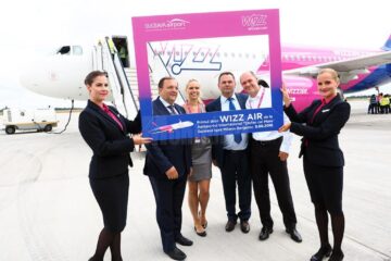 Gheorghe Flutur și Ioan Măriuța împreuna cu reprezentanții Wizz Air
