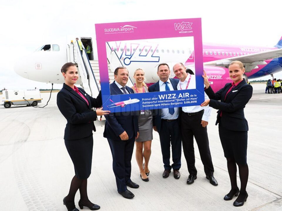 Gheorghe Flutur și Ioan Măriuța împreuna cu reprezentanții Wizz Air