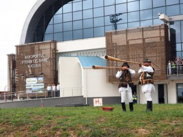 Primul zbor Wizz Air pe Aeroportul Suceava a fost primit în sunete de bucium
