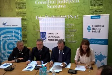 Prefectul Constantin Harasim, comisarul-șef Octavian Melintescu de la DGA, președintele CJ, Gheorghe Fluture, și Iuliana Iliescu, Asociația Pro Democrația