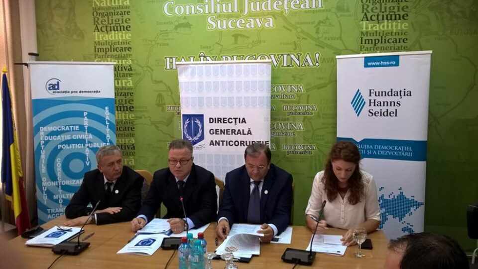 Prefectul Constantin Harasim, comisarul-șef Octavian Melintescu de la DGA, președintele CJ, Gheorghe Fluture, și Iuliana Iliescu, Asociația Pro Democrația