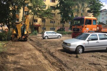 Amenajarea unei parcări de reședință în Suceava, blocată de mașinile parcate în șantier