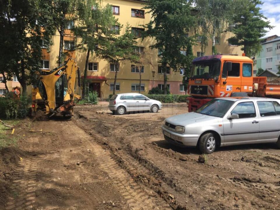 Amenajarea unei parcări de reședință în Suceava, blocată de mașinile parcate în șantier