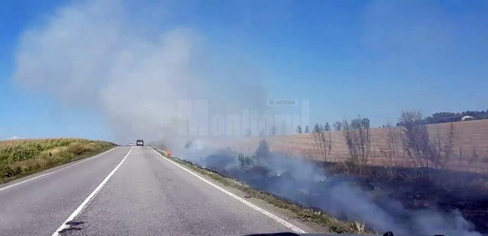 Un incendiu de vegetație a pârjolit câteva hectare cu paie, punând în pericol circulația pe DN 2