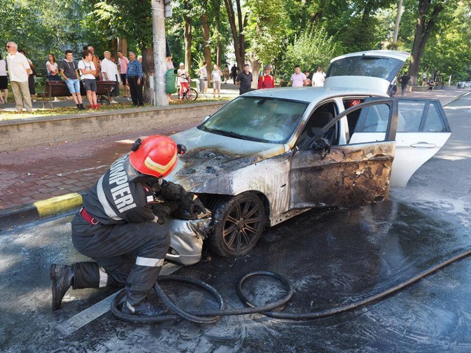 Cum arată mașina după incendiu