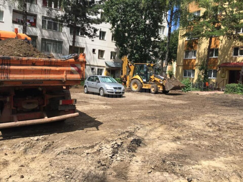 Amenajarea unei parcări de reședință în Suceava, blocată de mașinile parcate în șantier