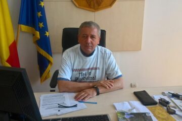 Prefectul Constantin Harasim, în tricou inscripționat „Hai în Bucovina”