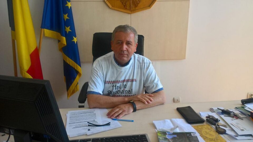 Prefectul Constantin Harasim, în tricou inscripționat „Hai în Bucovina”