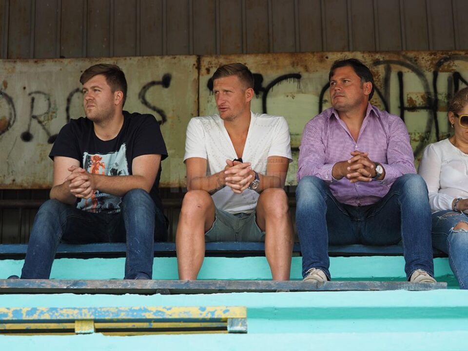 Dorin Goian, încadrat de președintele CA Andrei Ciutac și directorul sportiv Dănuț Perjă, asistând la ultimul joc de pregătire al Forestei din intersezon