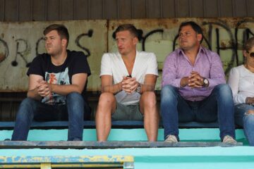 Dorin Goian, încadrat de președintele CA Andrei Ciutac și directorul sportiv Dănuț Perjă, asistând la ultimul joc de pregătire al Forestei din intersezon