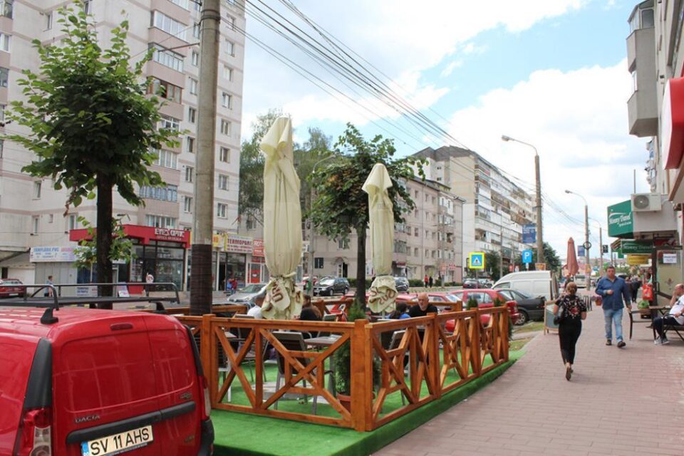 Terasă sezonieră amenajată peste trunchiurile teilor de la bulevardul George Enescu