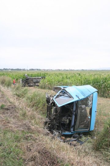 Mașinile au fost aruncate în partea dreaptă a sensului de mers dinspre Verești spre Dumbrăveni