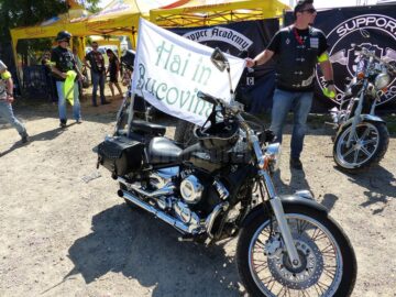 Motocicliștii au avut cu ei steaguri cu mesajul "Hai în Bucovina"