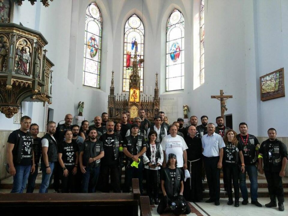 Însoțiți de Gheorghe Flutur, motocicliștii au vizitat Basilica Minor din comuna Cacica