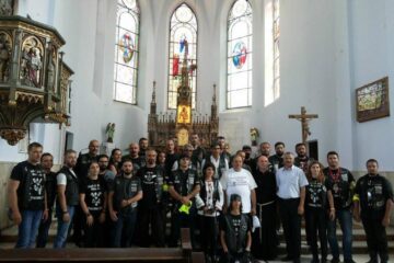 Însoțiți de Gheorghe Flutur, motocicliștii au vizitat Basilica Minor din comuna Cacica