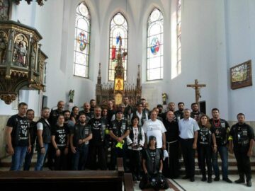 Însoțiți de Gheorghe Flutur, motocicliștii au vizitat Basilica Minor din comuna Cacica