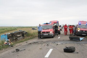 La fața locului au fost trimise două mașini SMURD și două ambulanțe