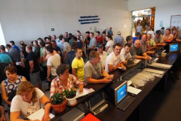 Câteva sute de persoane au așteptat degeaba câteva ore pentru rezolvarea problemelor la nivel național la softul folosit de această instituție