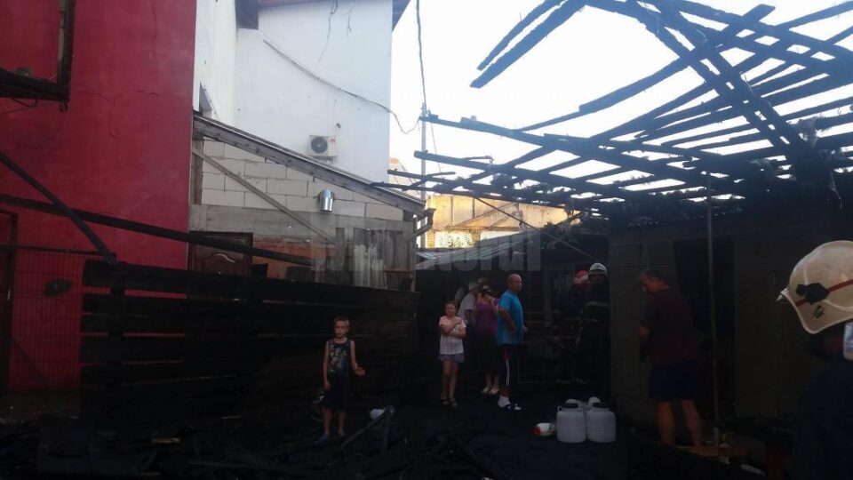 Tarabe din bazarul din Rădăuți, afectate de flăcări