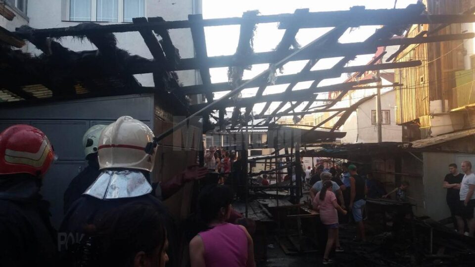 Tarabe din bazarul din Rădăuți, afectate de flăcări