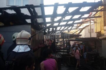 Tarabe din bazarul din Rădăuți, afectate de flăcări