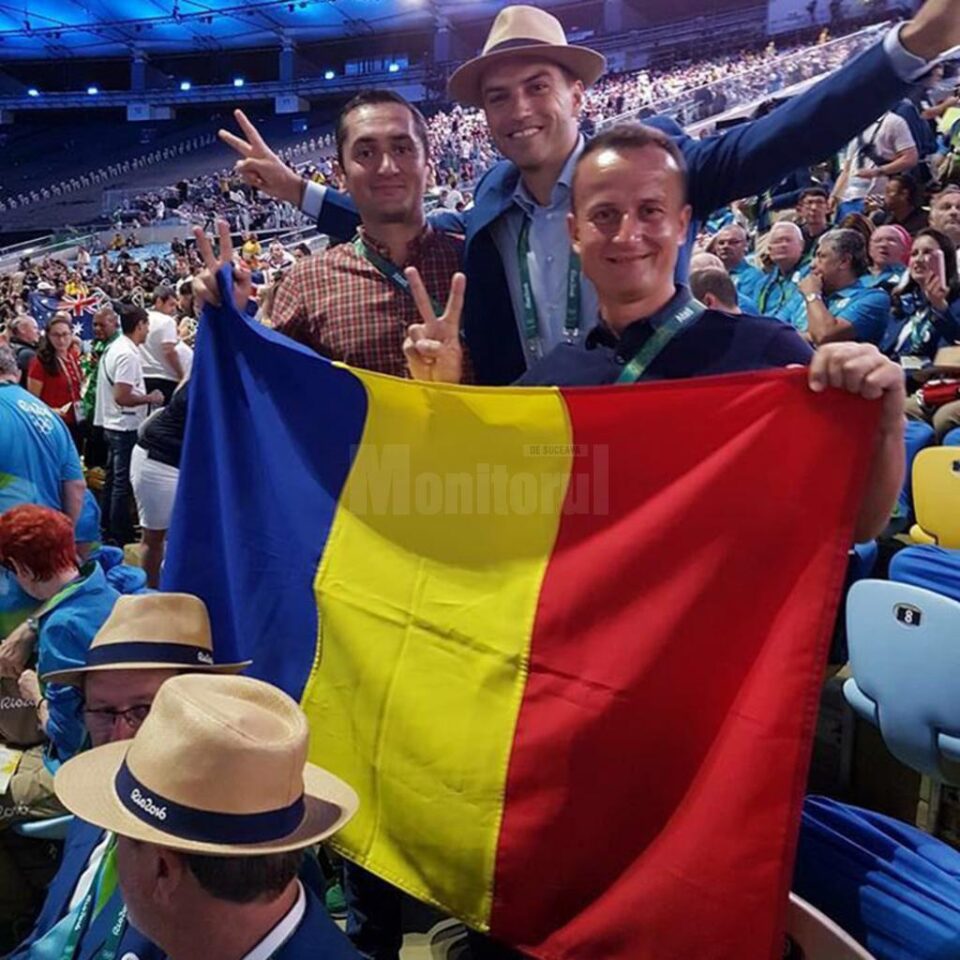 Sebi Gheorghe alături de colegii săi de brigadă, în timpul festivității de deschidere a Jocurilor Olimpice