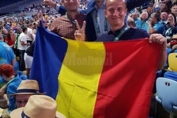 Sebi Gheorghe alături de colegii săi de brigadă, în timpul festivității de deschidere a Jocurilor Olimpice